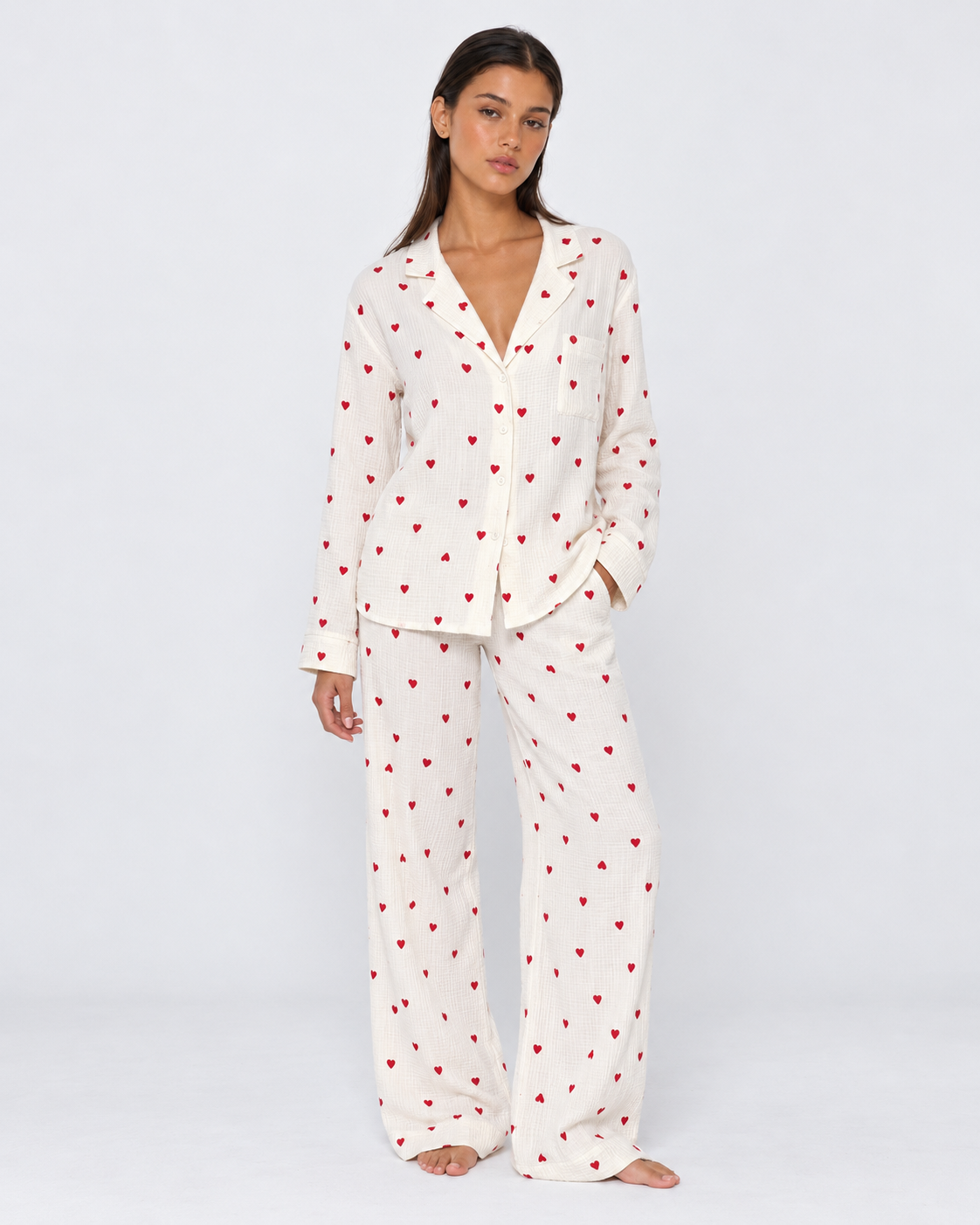 Pijama comprido com pequenos corações