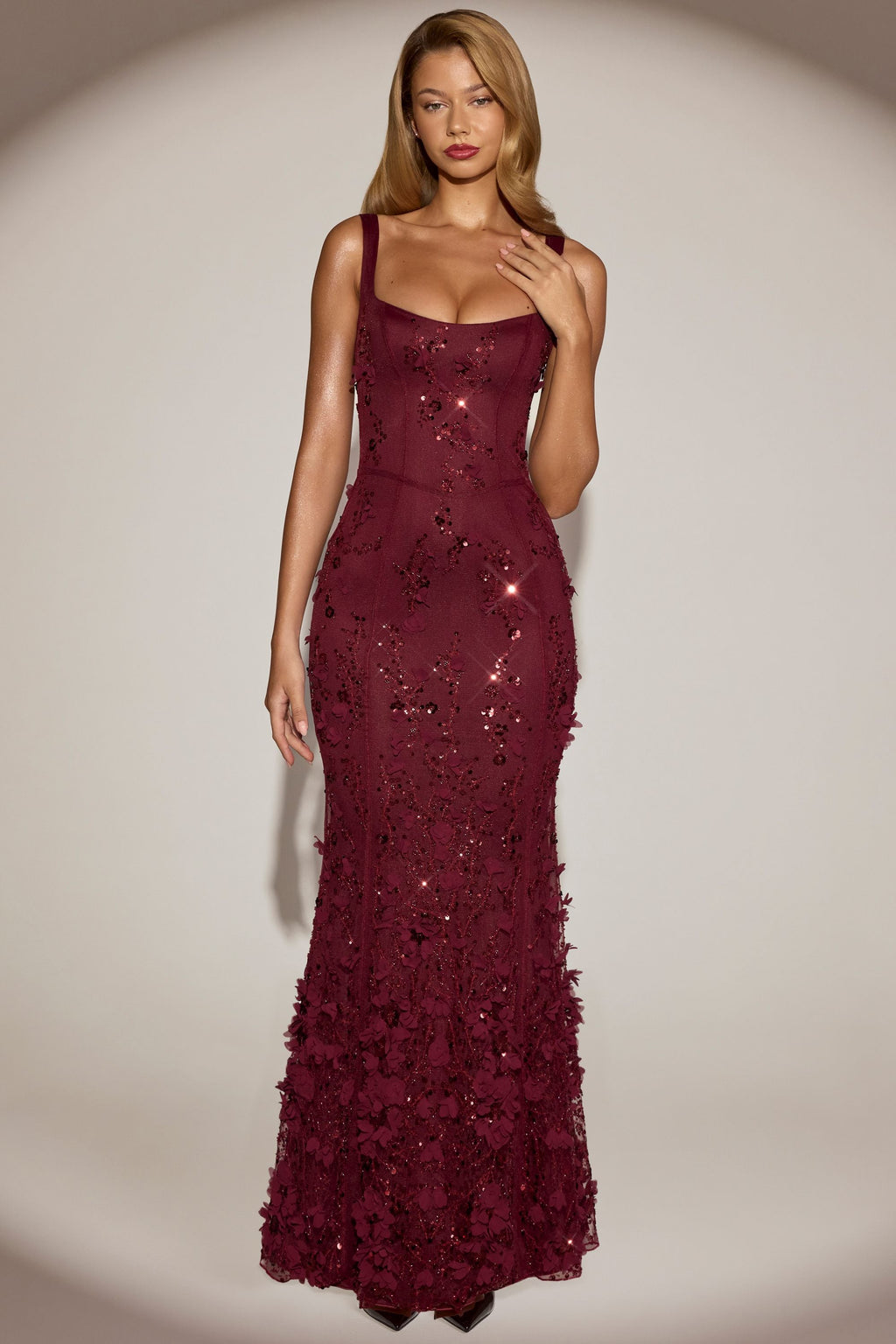 Vestido longo Vasanta com corpete e aplicações florais em vermelho vinho