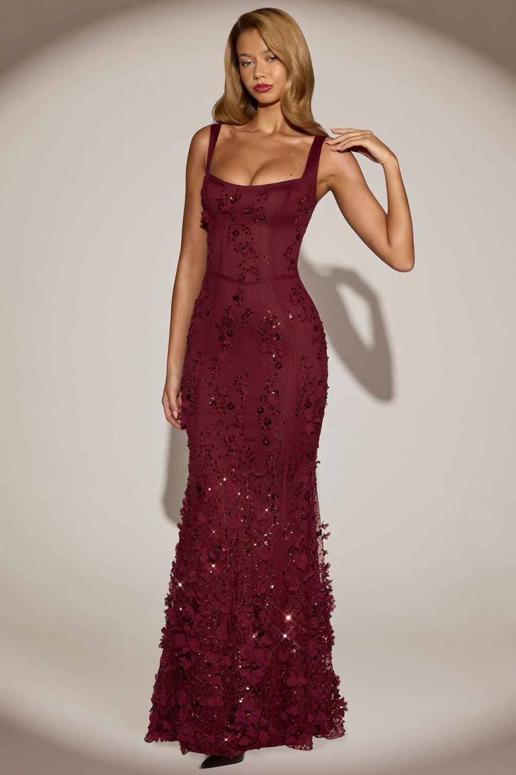 Vestido longo Vasanta com corpete e aplicações florais em vermelho vinho