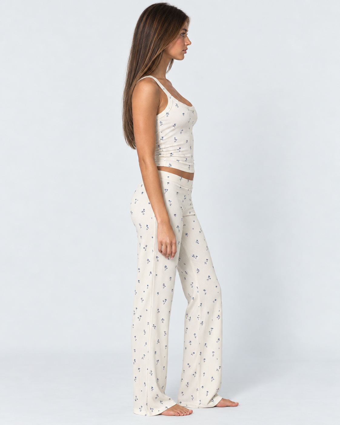 Conjunto canelado com flores azuis e calças compridas