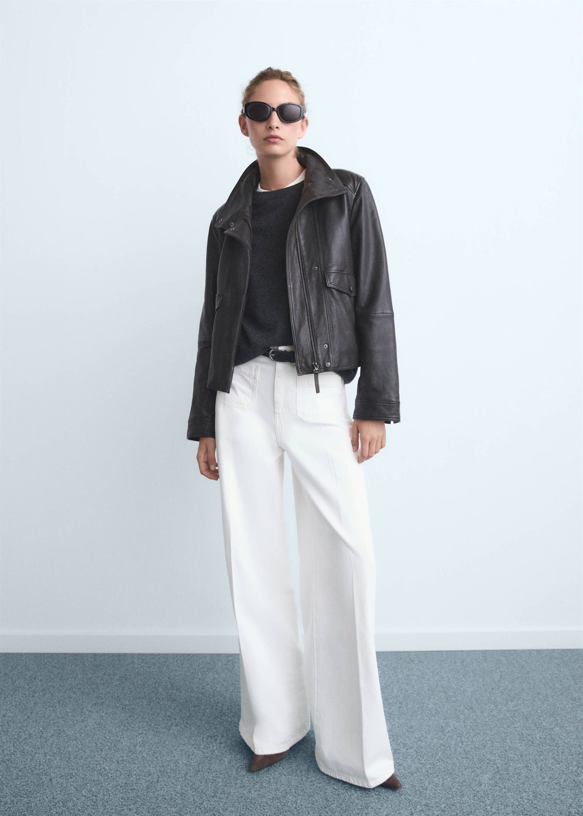 Calças ganga wide leg bolsos cintura alta - Plano geral