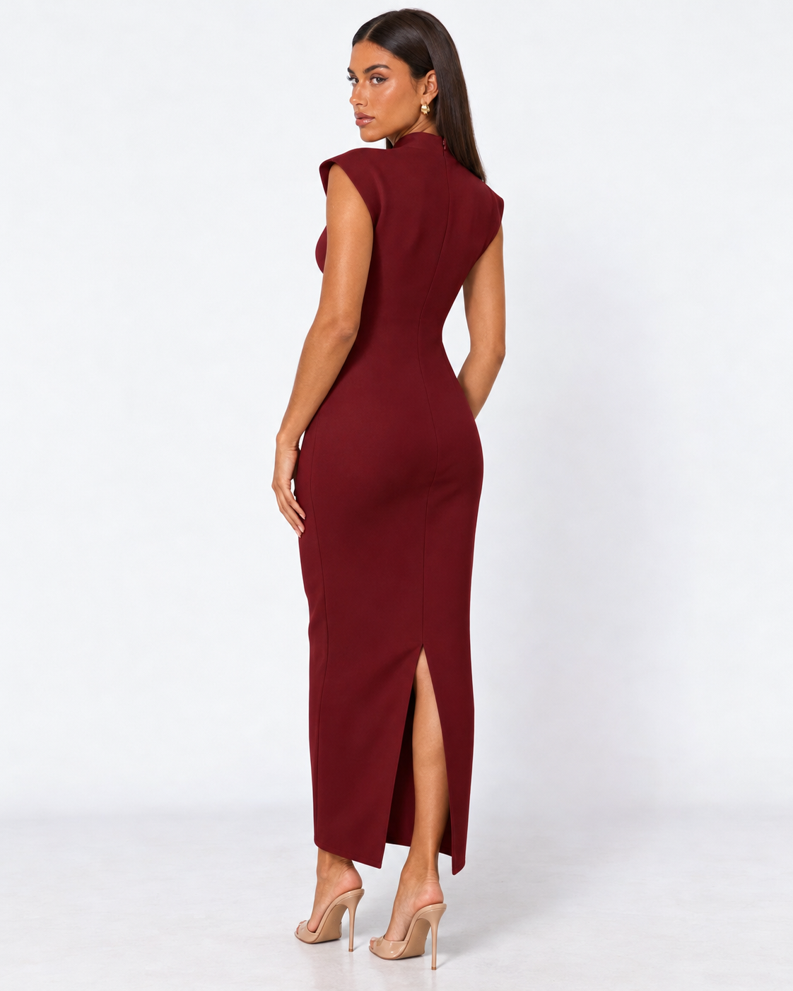Vestido longo com ombros estruturados e decote em V