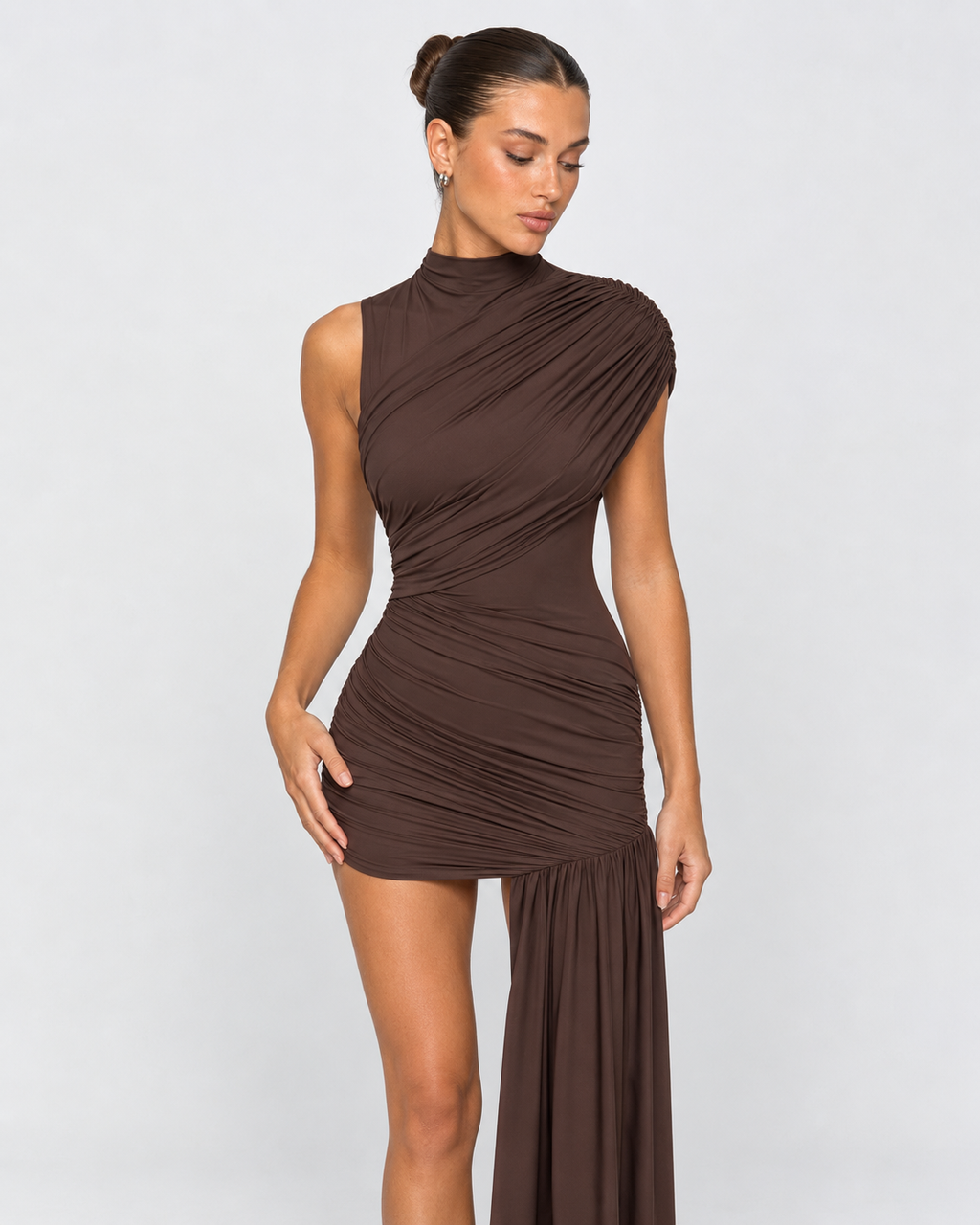 Vestido curto assimétrico com drapeado lateral comprido