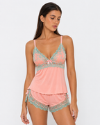 Conjunto sedoso com renda contrastante e laços