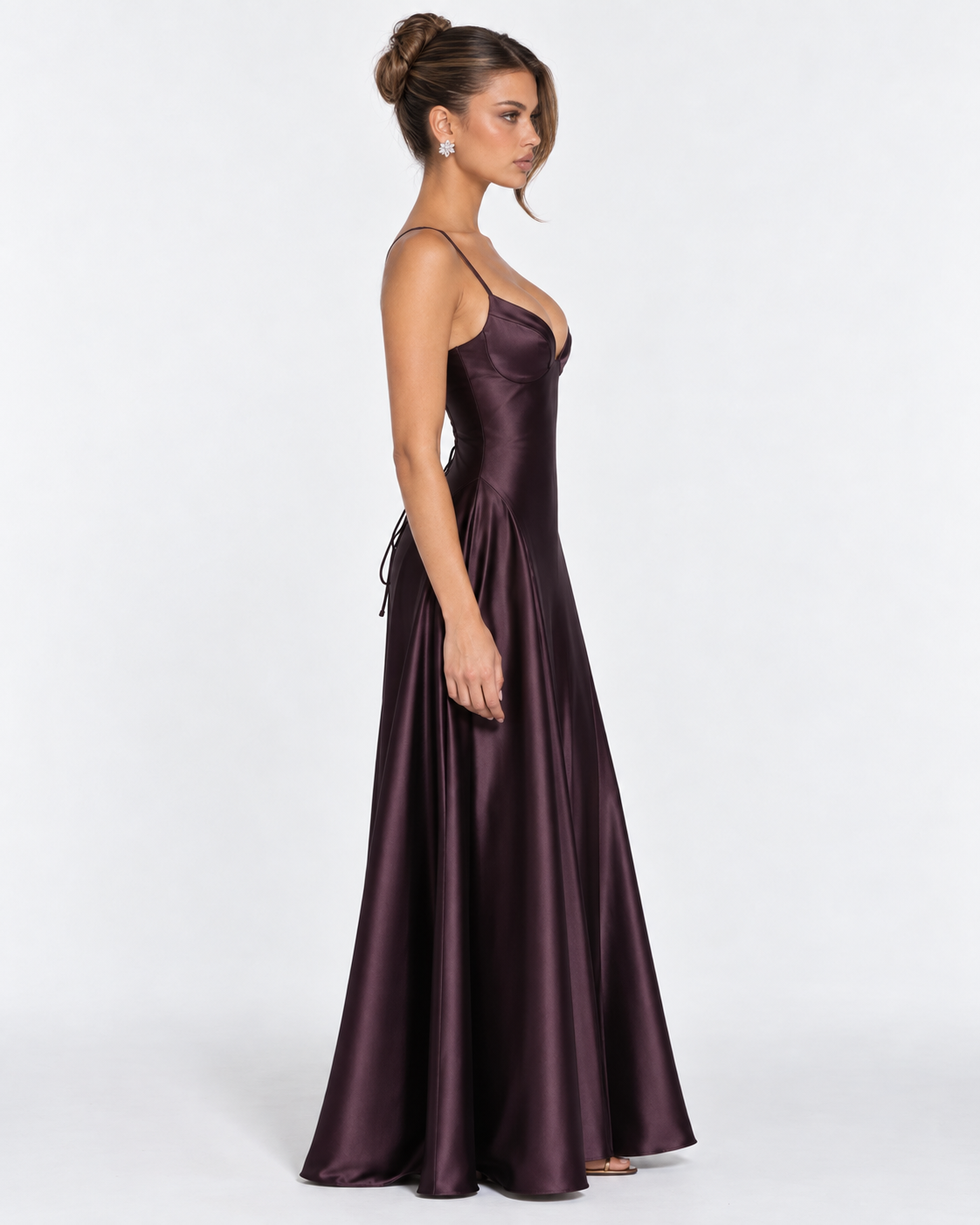 Vestido longo em cetim com corpete e cordões nas costas
