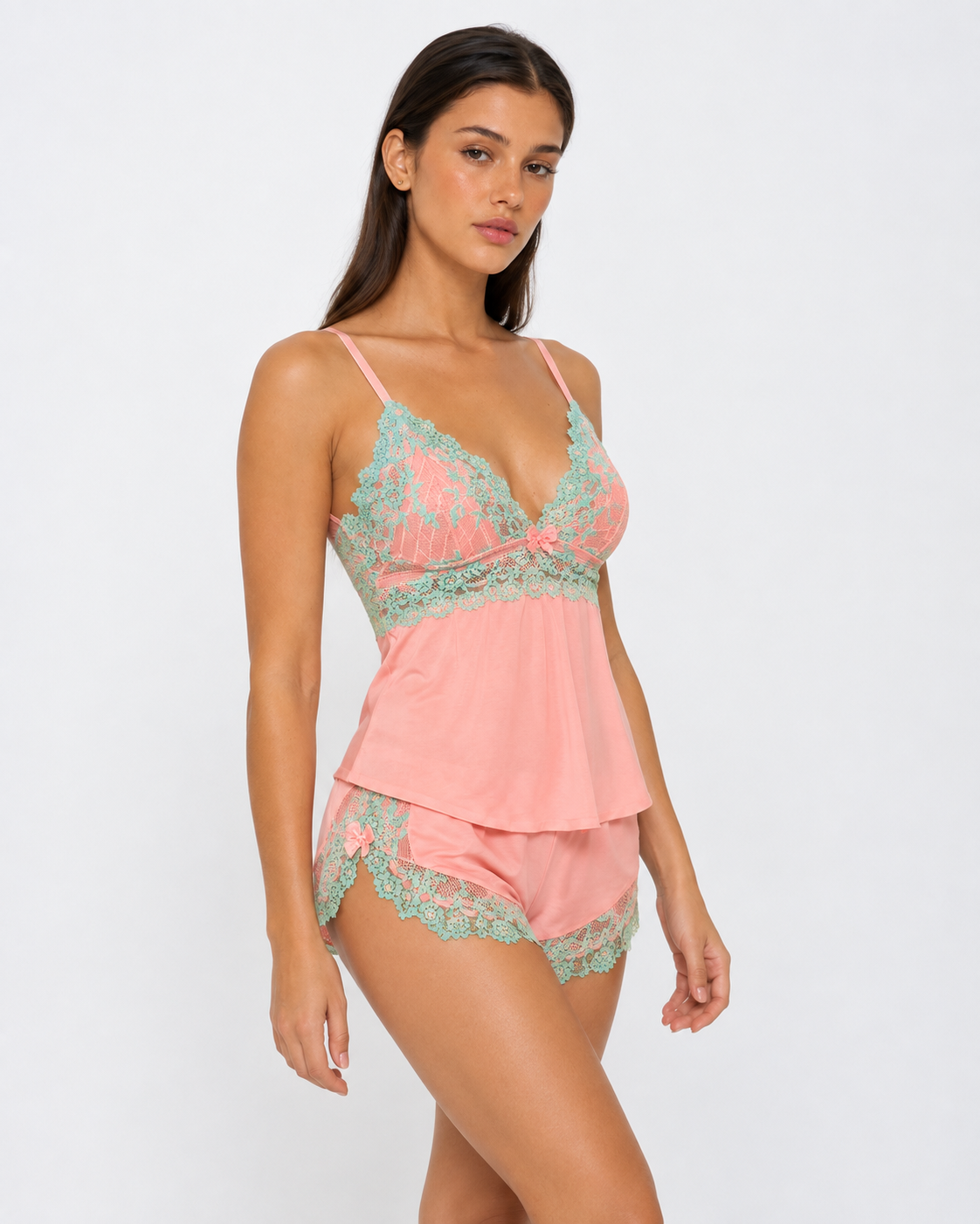 Conjunto sedoso com renda contrastante e laços