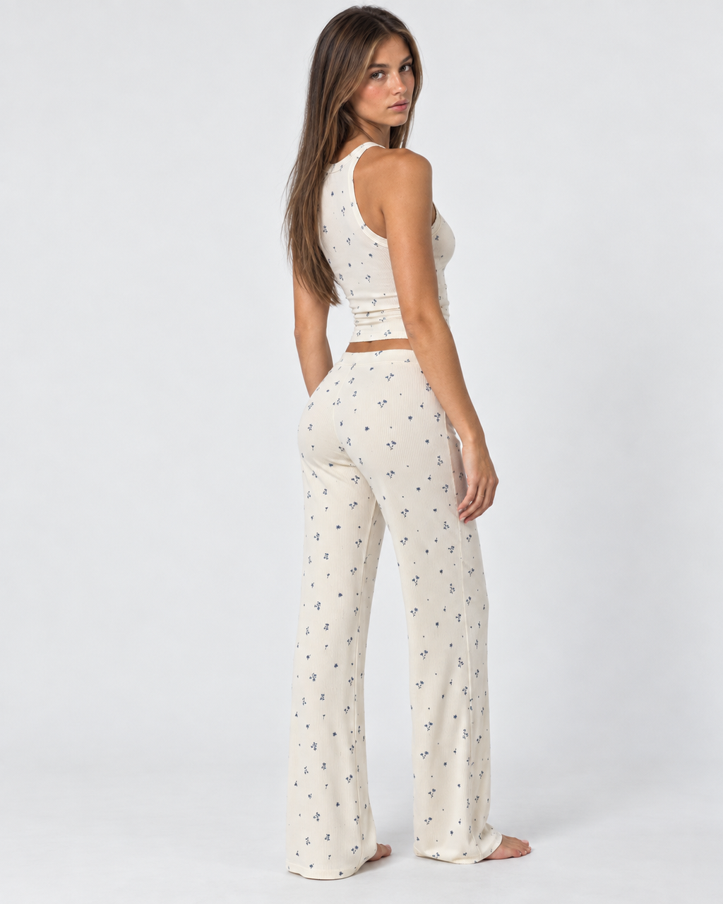 Conjunto canelado com flores azuis e calças compridas
