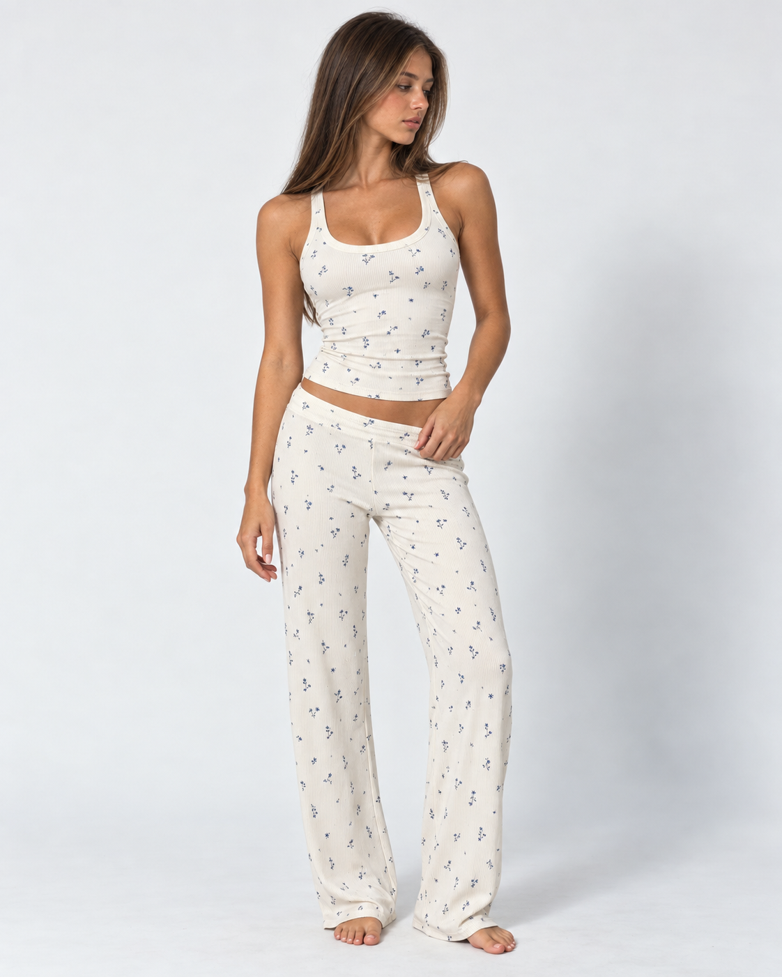 Conjunto canelado com flores azuis e calças compridas