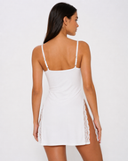 Camisa de dormir fluida com renda e abertura lateral