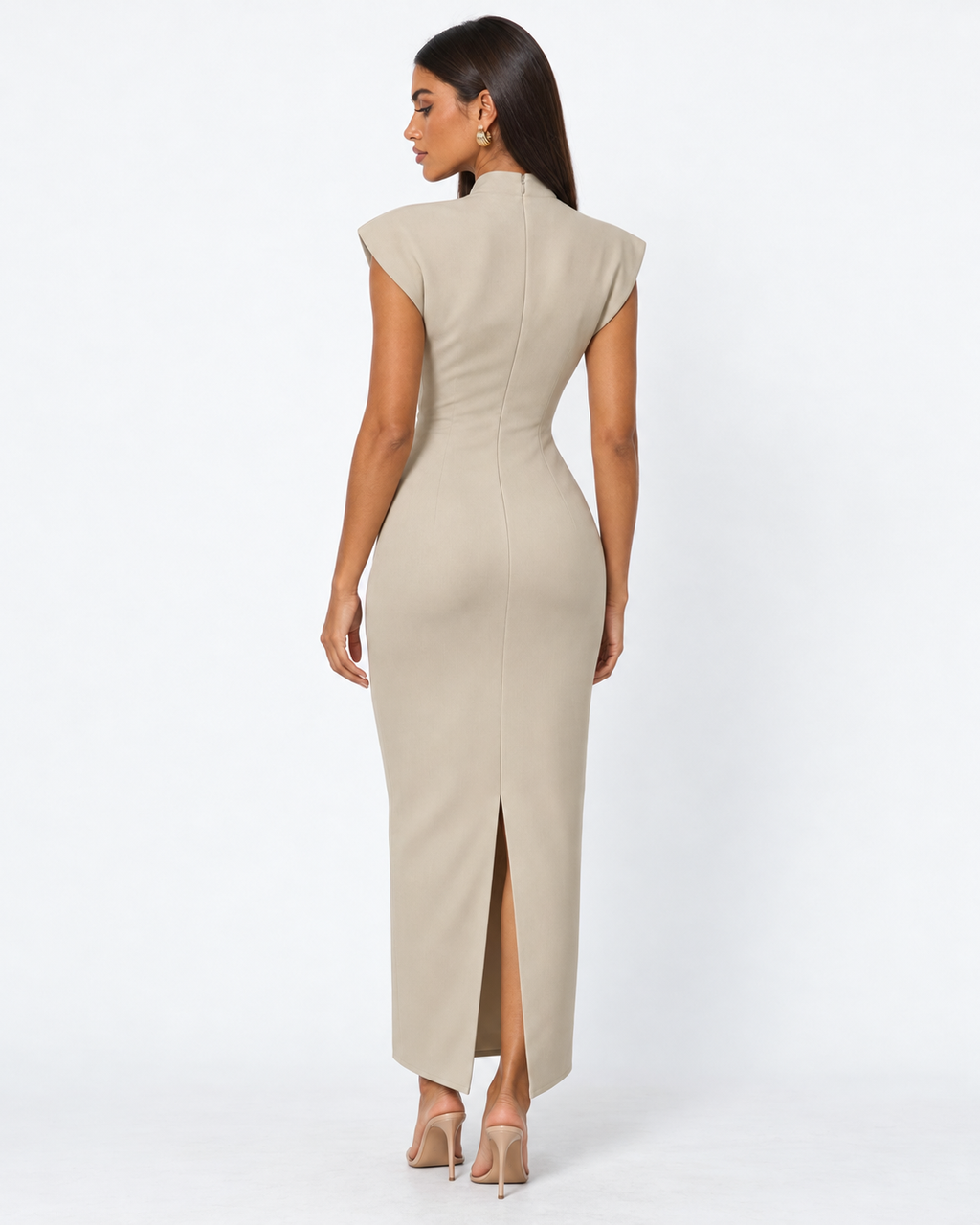 Vestido longo com ombros estruturados e decote em V
