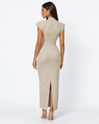 Vestido longo com ombros estruturados e decote em V