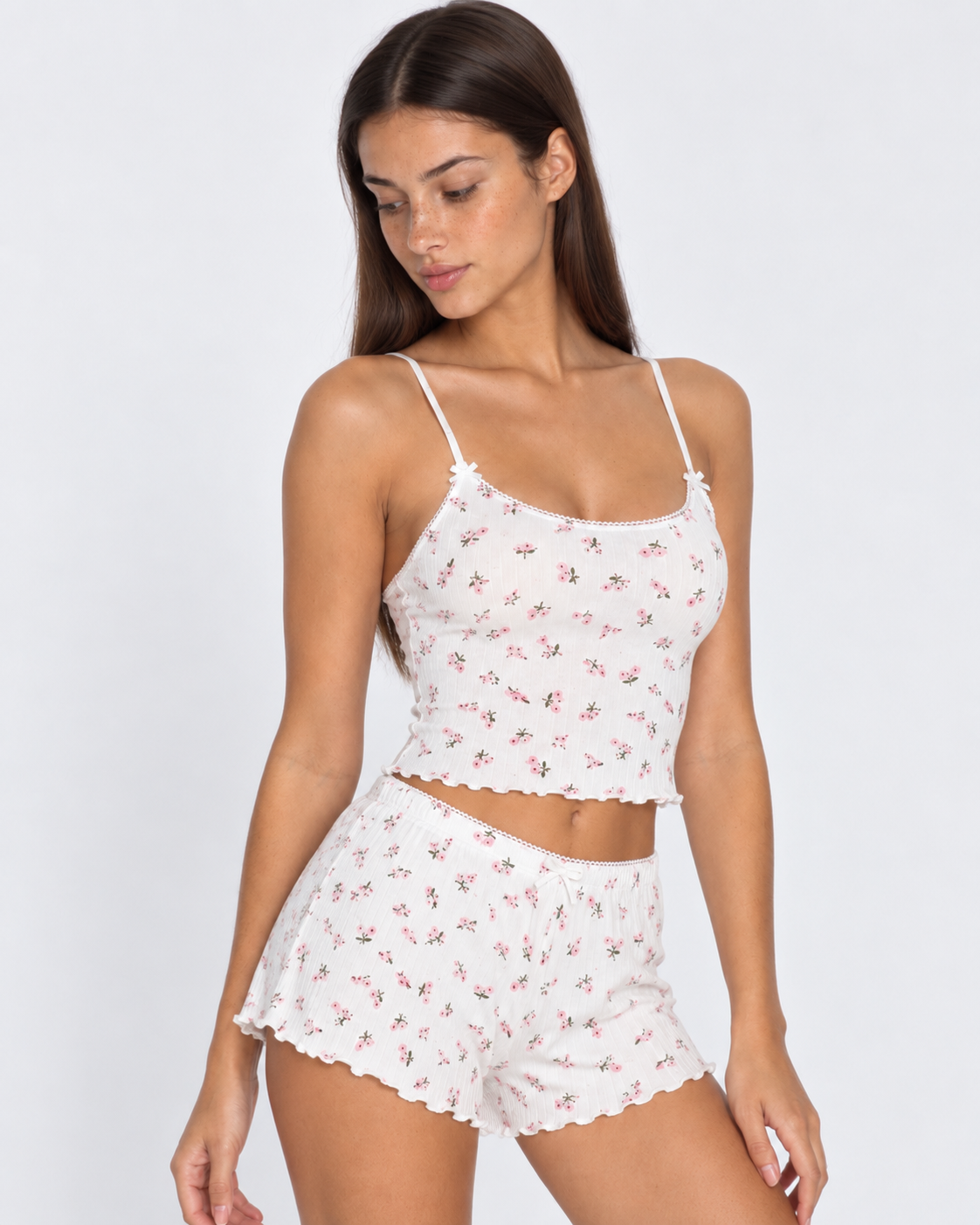 Conjunto de camisola e calções com pequenas flores rosas