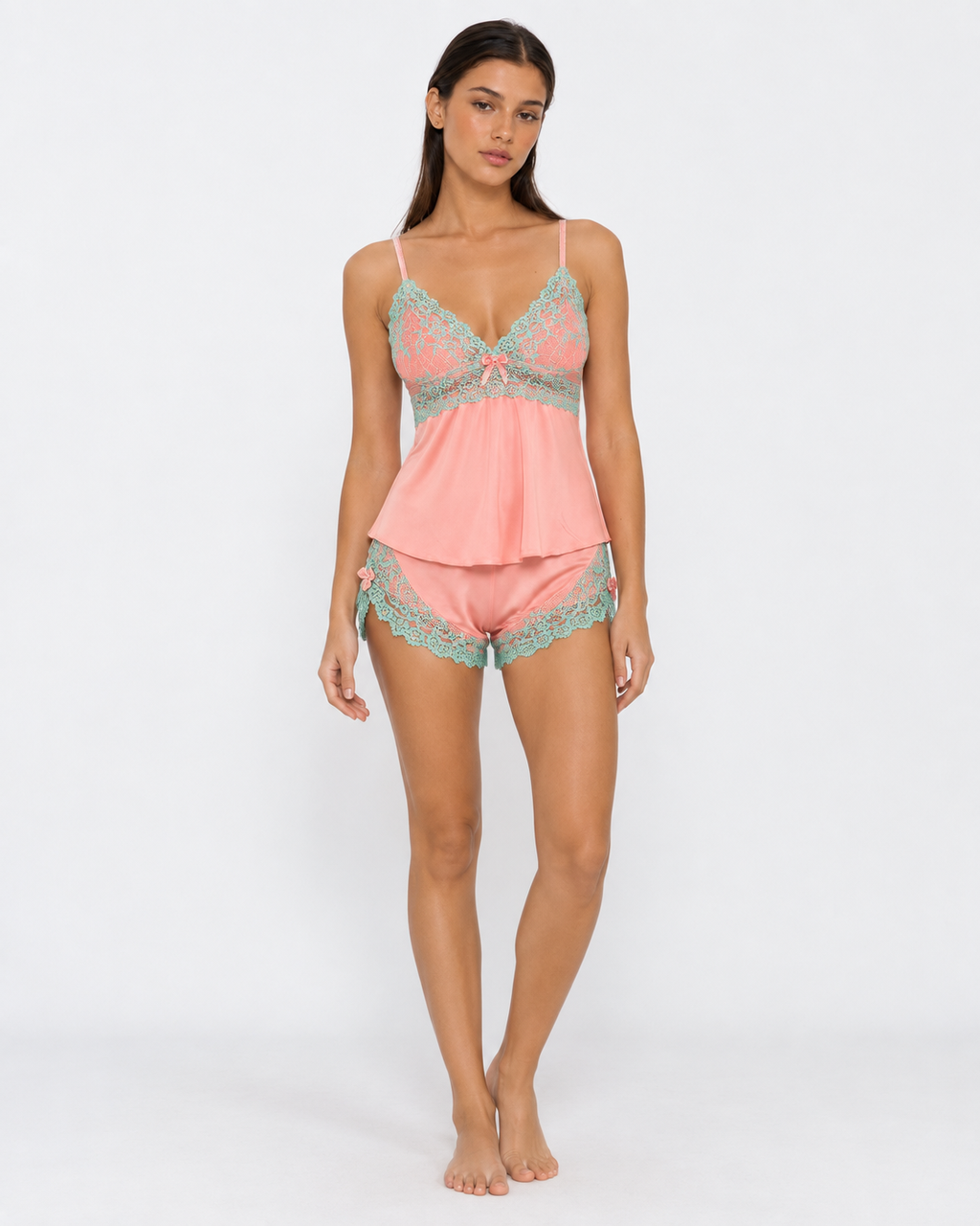 Conjunto sedoso com renda contrastante e laços