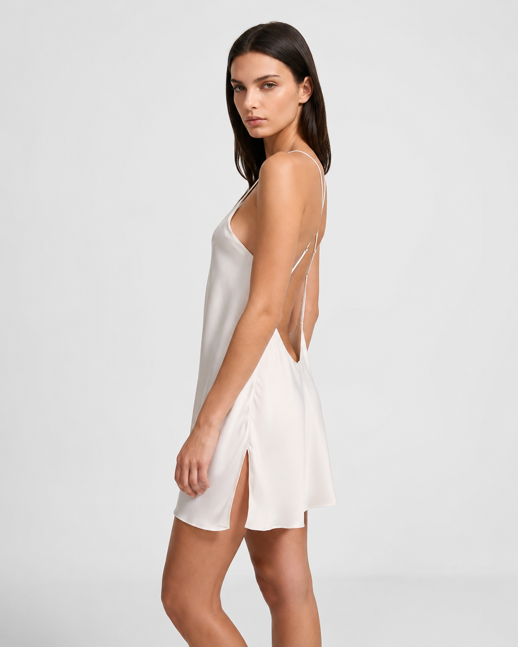 Camisa de dormir curta acetinada com costas abertas