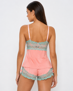 Conjunto sedoso com renda contrastante e laços