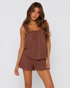 Conjunto leve com alças e calções com folhos