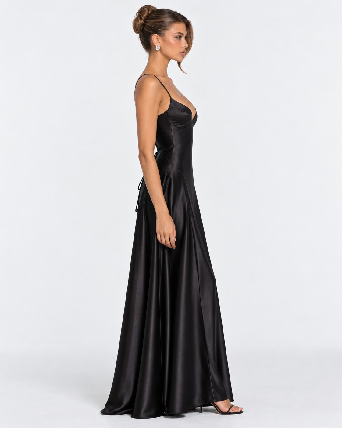 Vestido longo em cetim com corpete e cordões nas costas