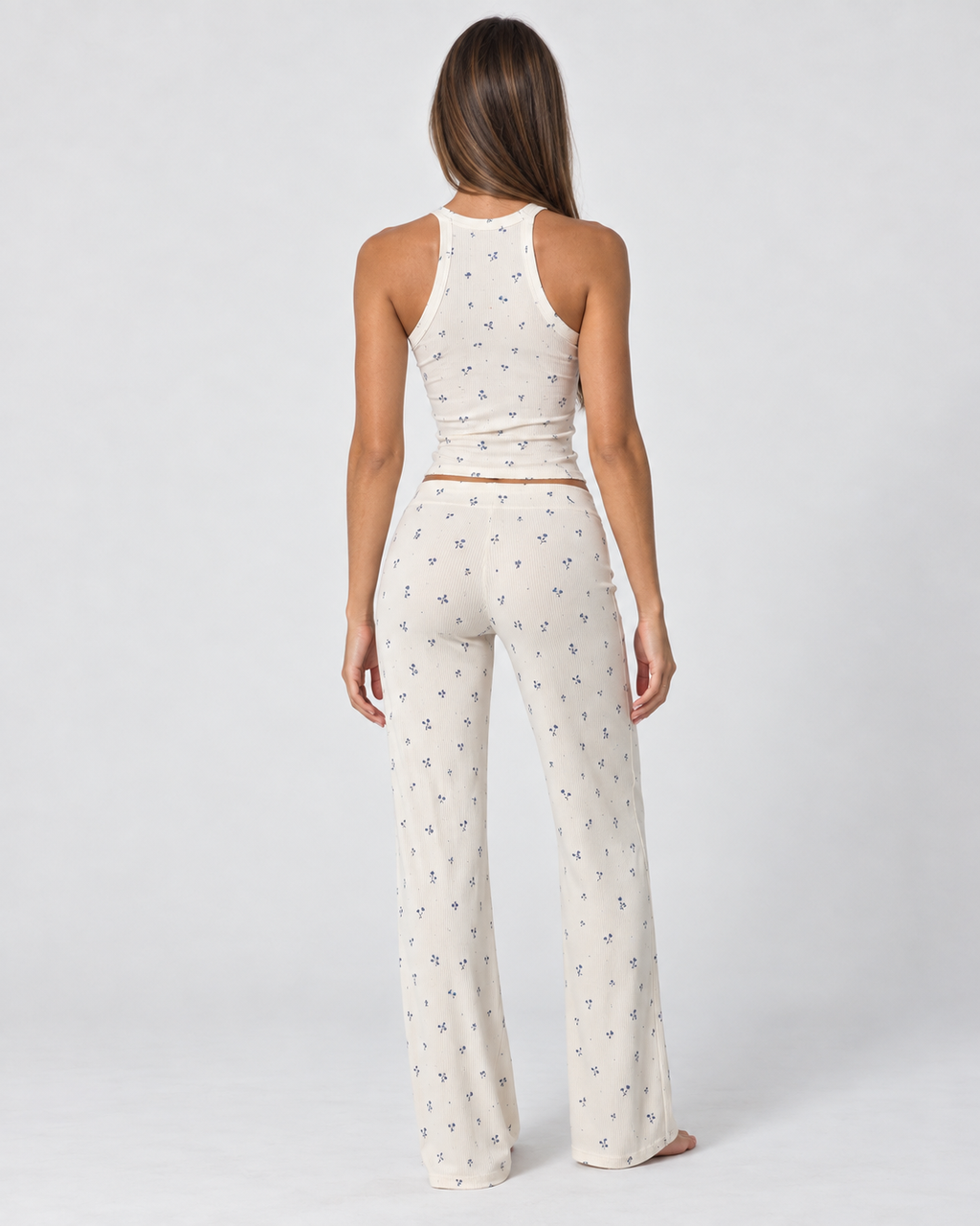Conjunto canelado com flores azuis e calças compridas