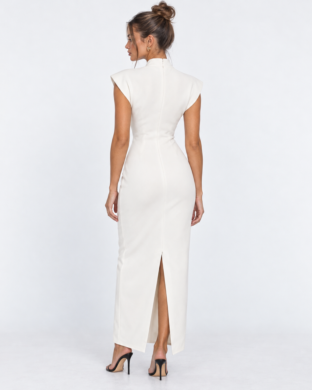 Vestido longo com ombros estruturados e decote em V