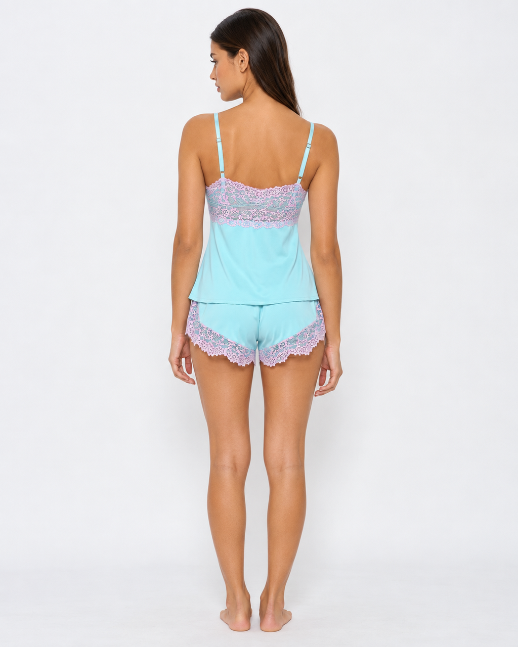 Conjunto sedoso com renda contrastante e laços