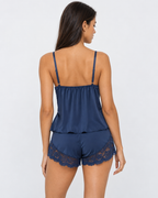Conjunto de dormir com renda floral e pequenas flores em relevo