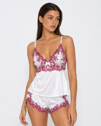 Conjunto sedoso com renda contrastante e laços
