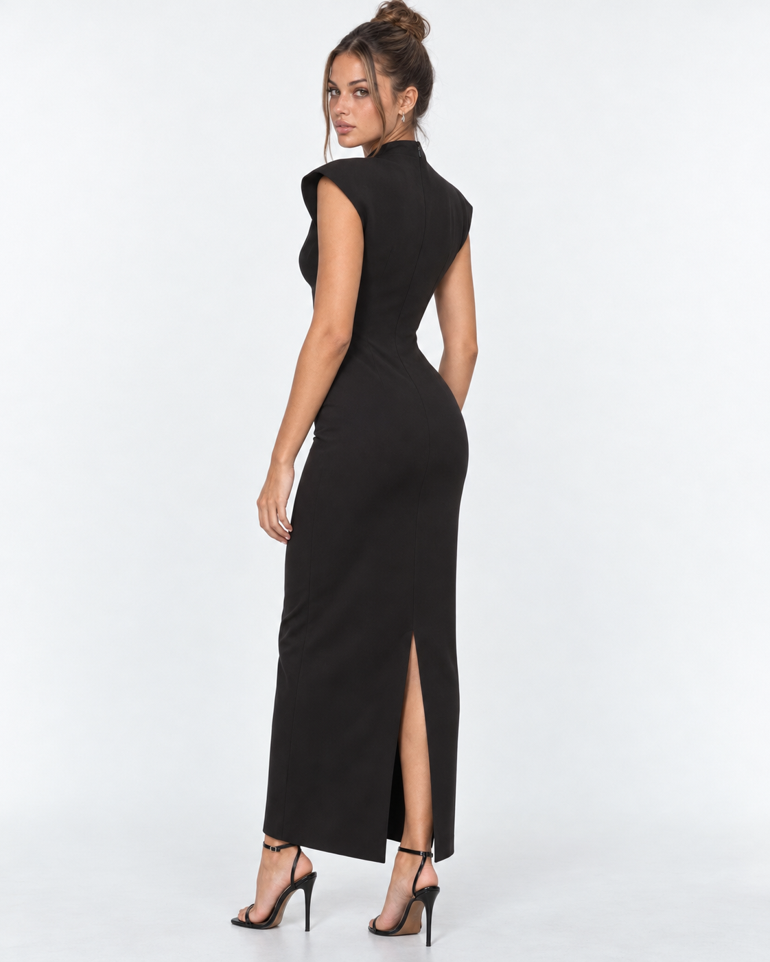 Vestido longo com ombros estruturados e decote em V