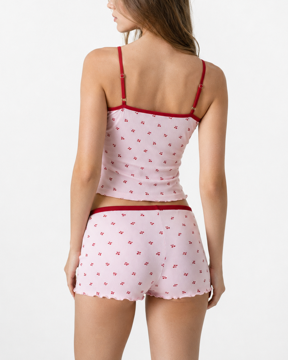 Conjunto canelado com cerejas e remates vermelhos