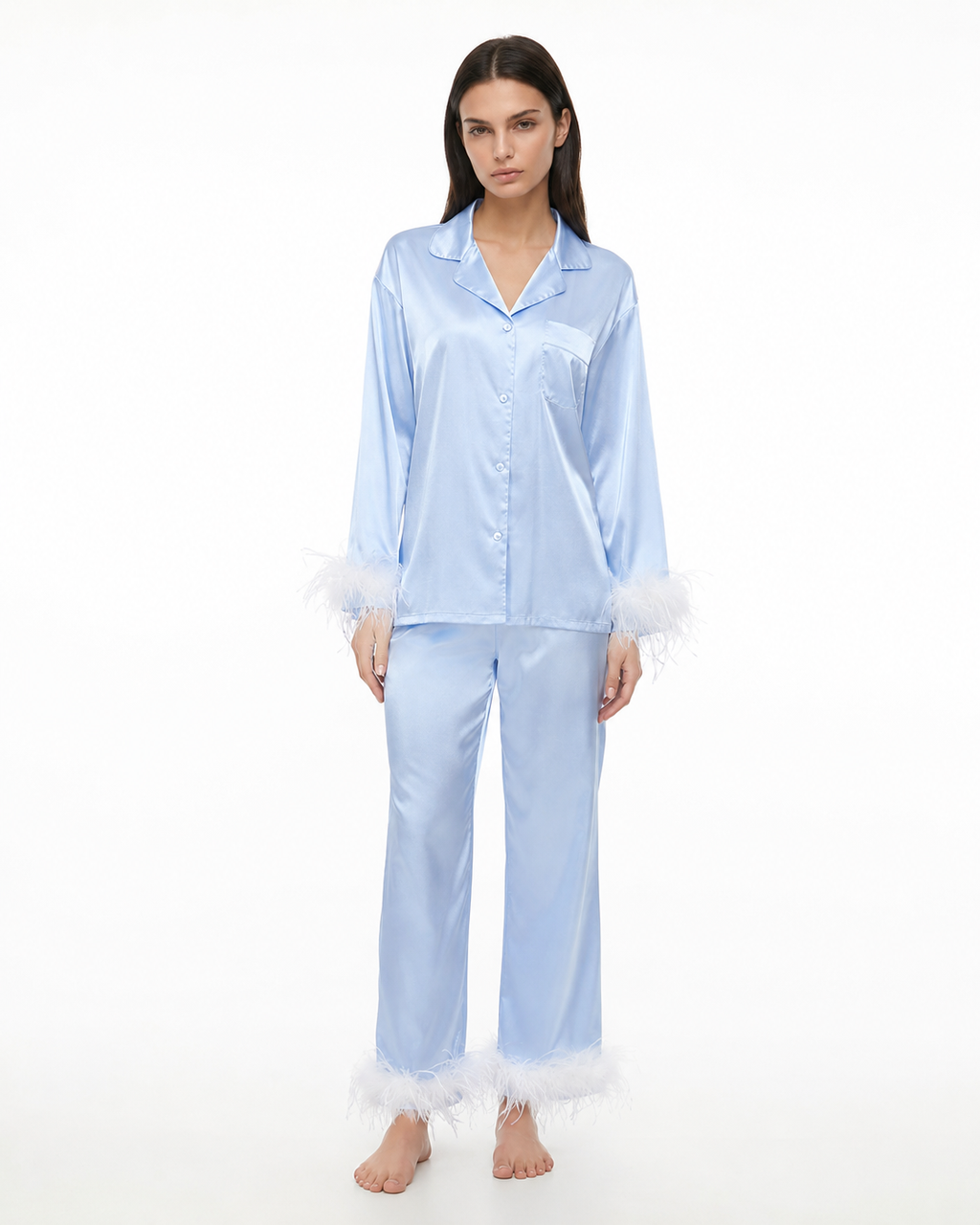 Pijama em cetim com remates de penas