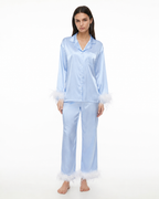 Pijama em cetim com remates de penas