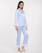Pijama em cetim com remates de penas