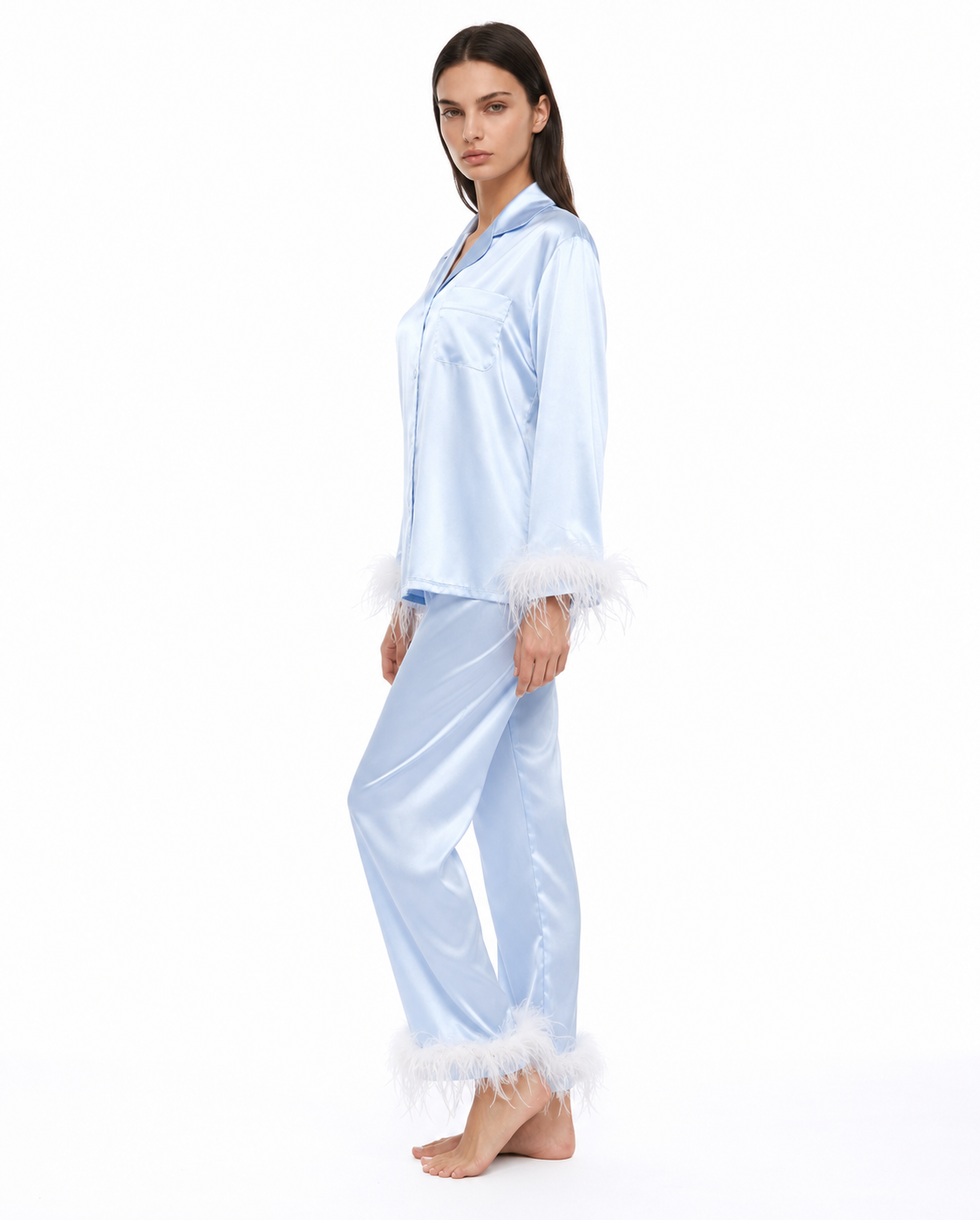Pijama em cetim com remates de penas