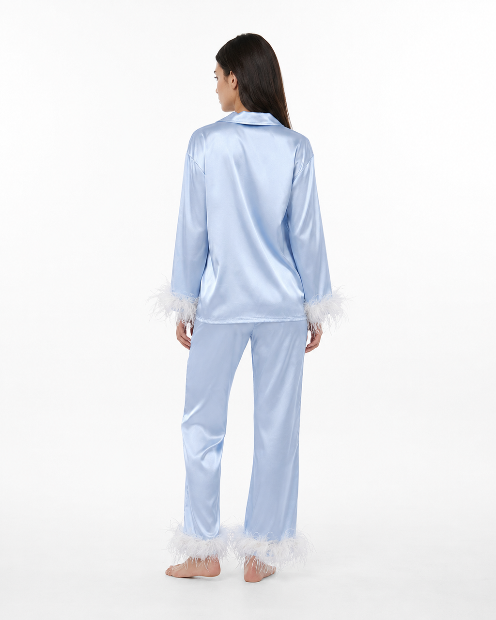 Pijama em cetim com remates de penas