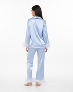 Pijama em cetim com remates de penas