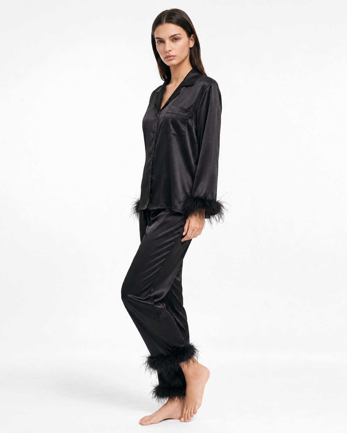 Pijama em cetim com remates de penas