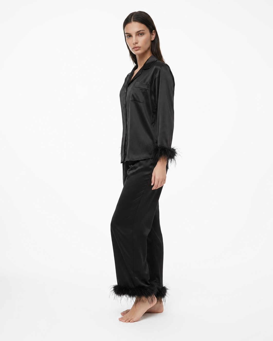 Pijama em cetim com remates de penas