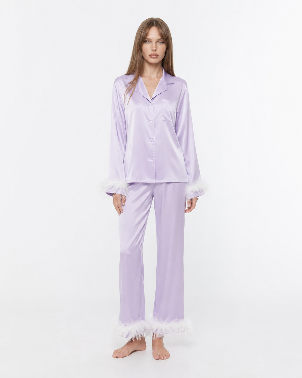 Pijama em cetim com remates de penas