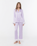 Pijama em cetim com remates de penas