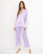 Pijama em cetim com remates de penas