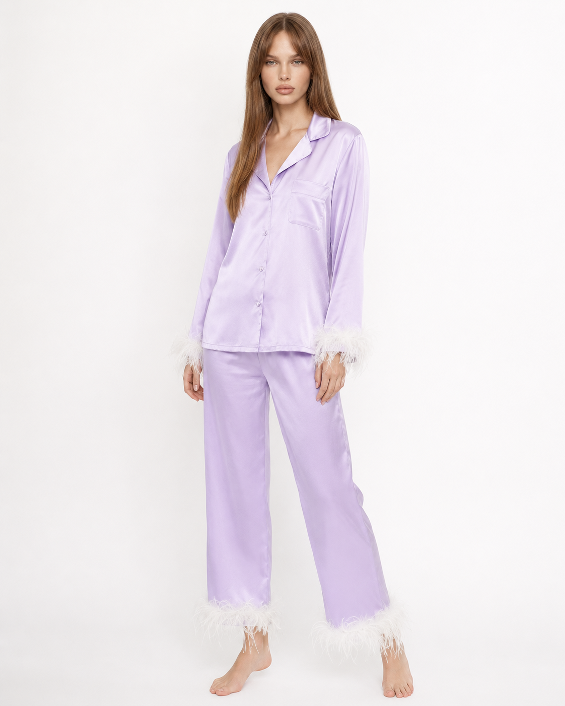 Pijama em cetim com remates de penas