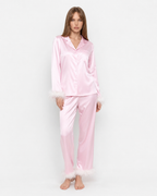 Pijama em cetim com remates de penas