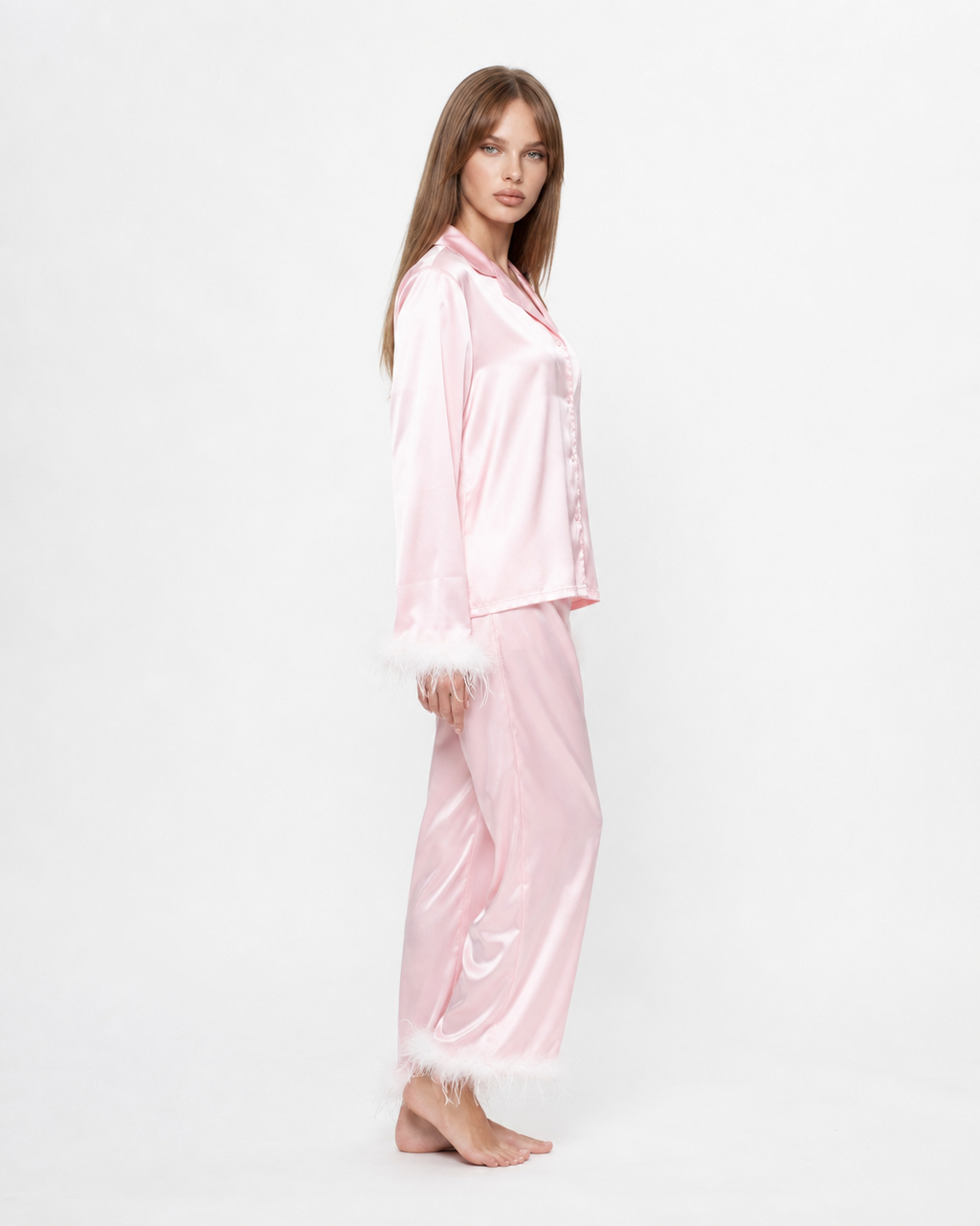 Pijama em cetim com remates de penas