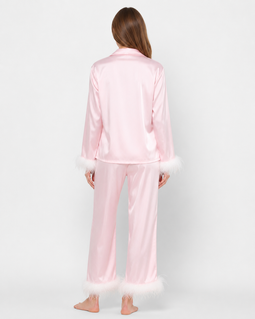 Pijama em cetim com remates de penas