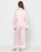 Pijama em cetim com remates de penas