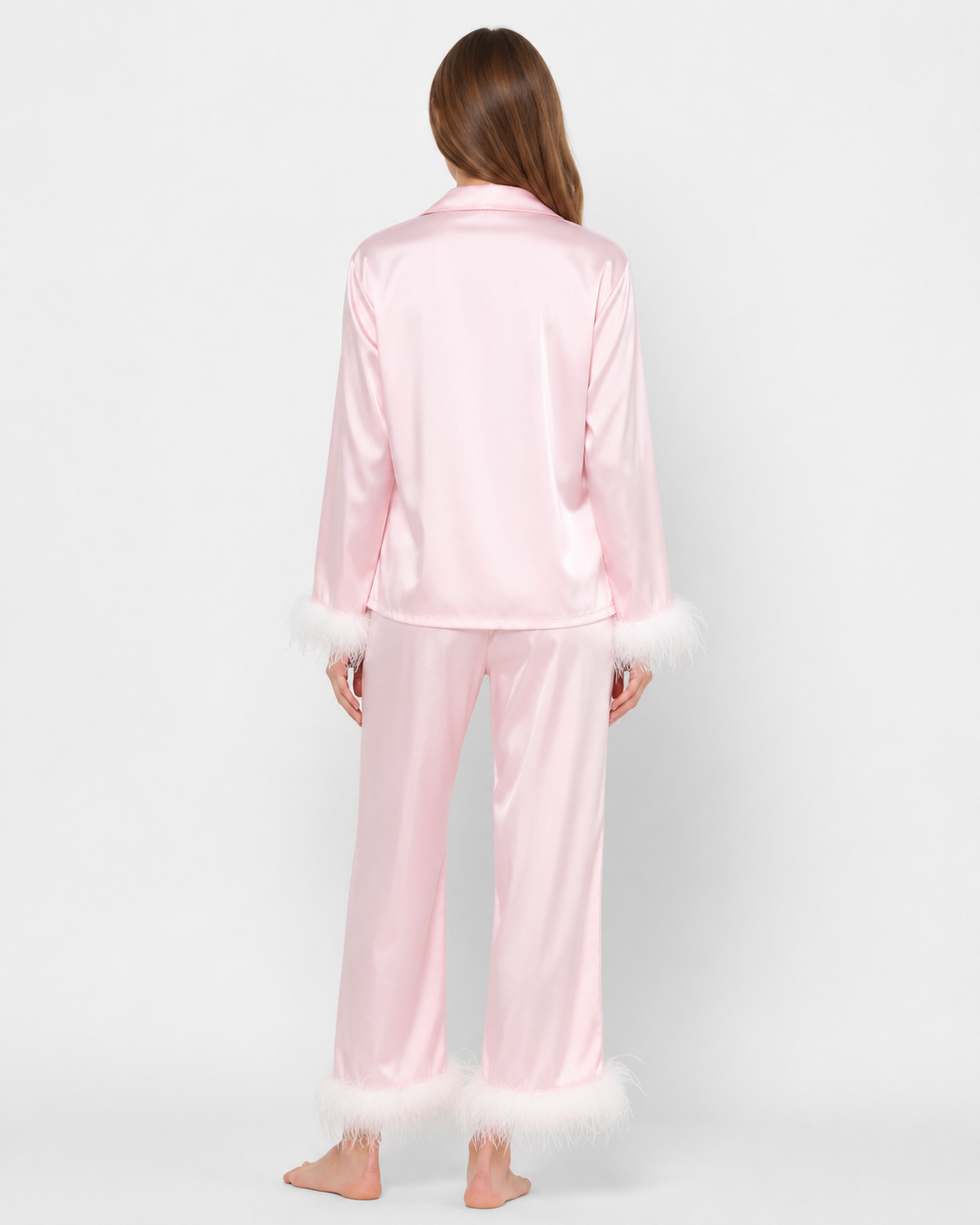 Pijama em cetim com remates de penas