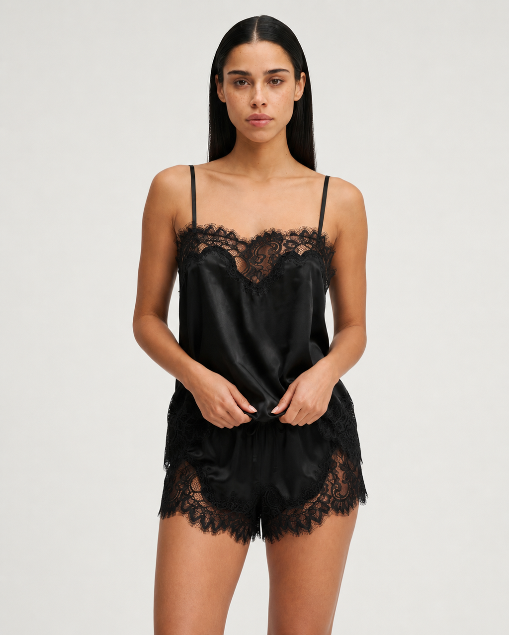 Conjunto sedoso com renda no decote e nas bainhas
