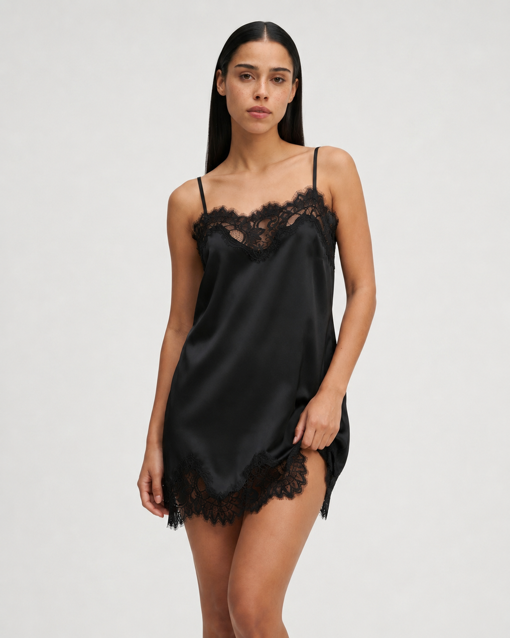 Camisa de dormir fluida com renda e costas abertas