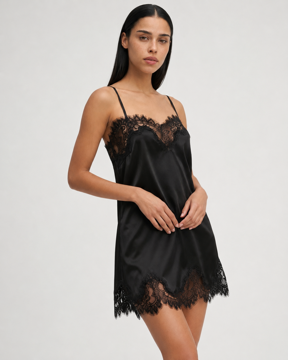 Camisa de dormir fluida com renda e costas abertas
