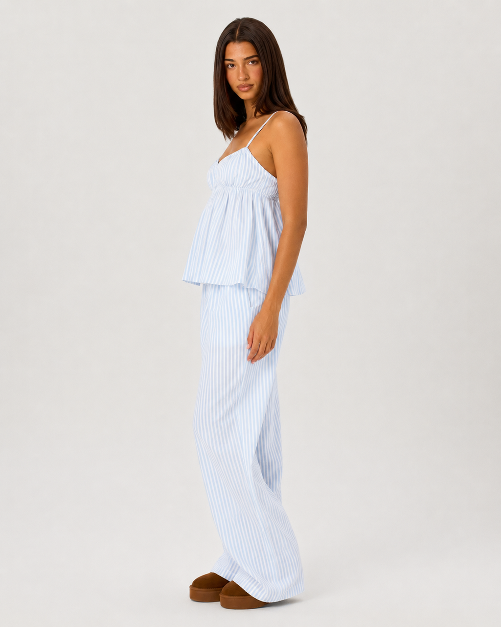 Conjunto às riscas com camisola fluida e calças largas