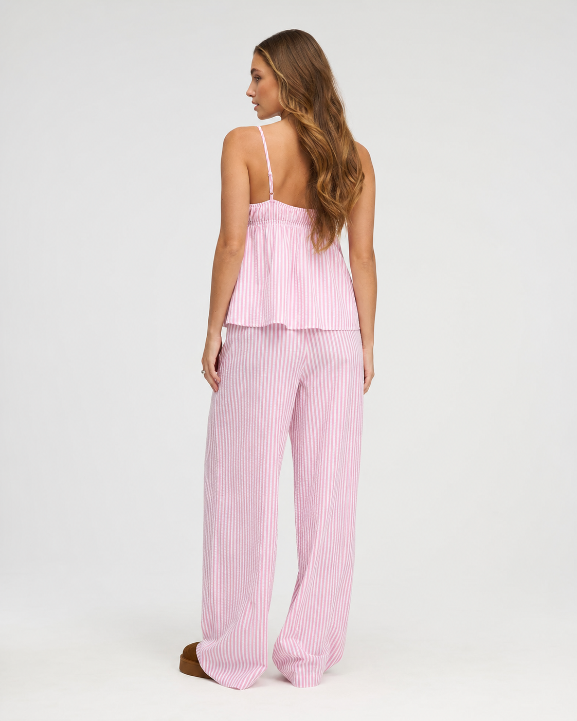 Conjunto às riscas com camisola fluida e calças largas